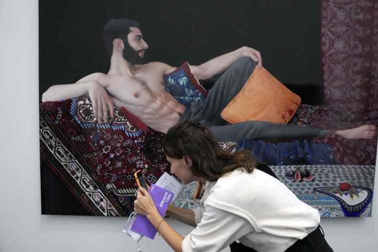 Eine Besucherin fotografiert die Beschriftung für «Le songe de Gilgamesh» (2021) von Rayan Yasmineh während der Eröffnung der Art Basel in Paris.