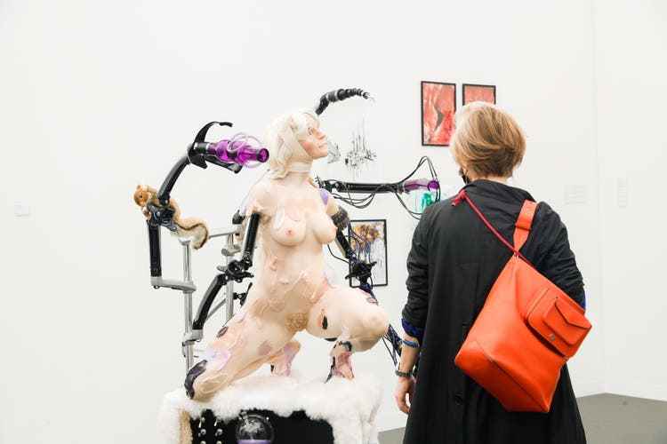 Eine Besucherin der Art Basel in Paris betrachtet eine Arbeit von Cajsa von Zeipel am Messestand der niederländischen Galerie Andréhn-Schiptjenko.