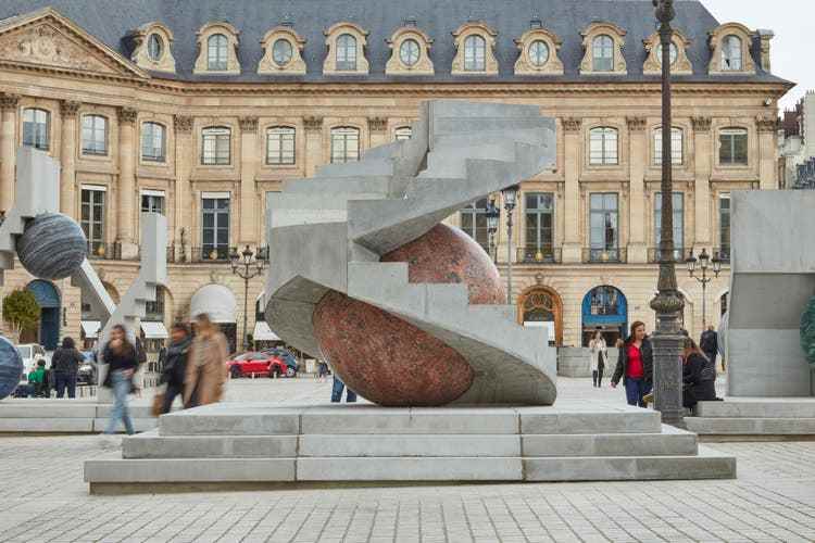Installationen von Alicja Kwade auf der Place Vendôme.