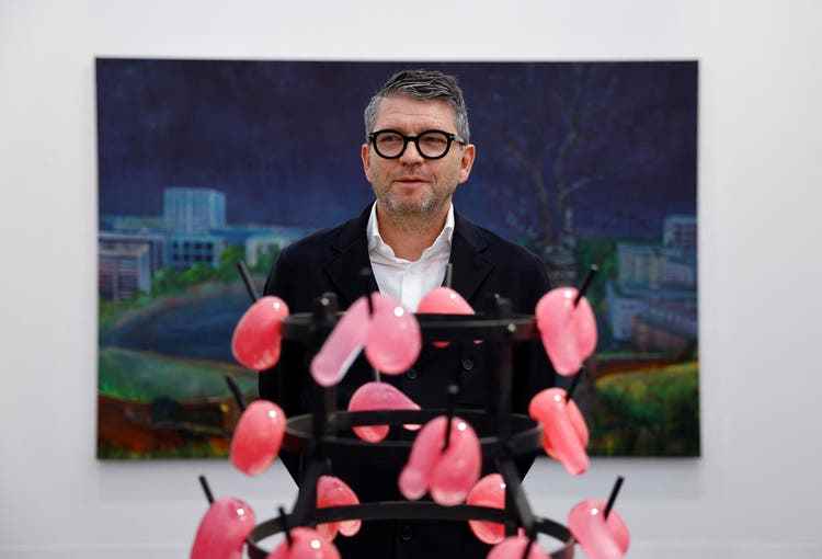 Der Zürcher Galerist Peter Kilchmann an seinem Stand an der Art Basel in Paris hinter einem Werk von Monica Bonvicini.