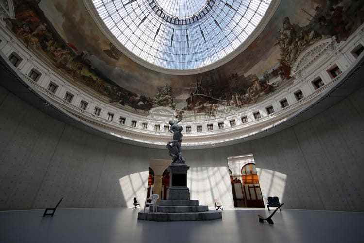 Blick in die alte Börse von Paris, in der sich die Pinault Collection für Gegenwartskunst einquartiert hat. In der Mitte der Rotonde ein Werk des Schweizer Künstlers Urs Fischer.