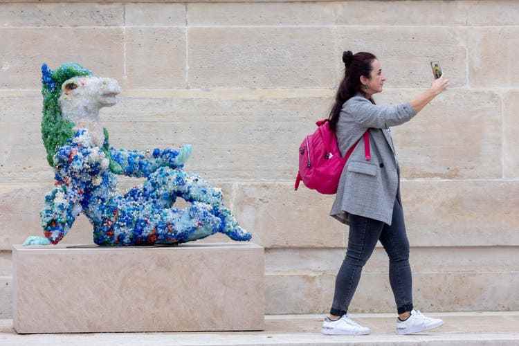 Selfie-Termin mit Kunst im Park der Tuileries in Paris während der Art Basel.