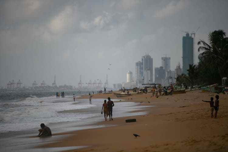 The absence of tourists during the corona pandemic is one of the reasons why Sri Lanka (the beach near the capital Colombo in the picture) has been badly hit economically.