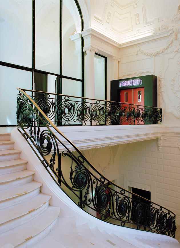 The main staircase and the double swing door, a reproduction of that of the Le Palace club.