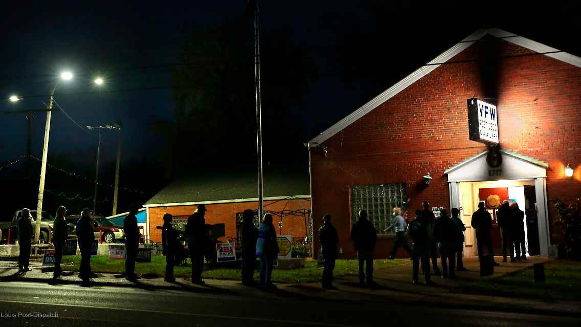 In den frühen Morgenstunden warten Wähler auf die Öffnung eines Wahllokals in Missouri.