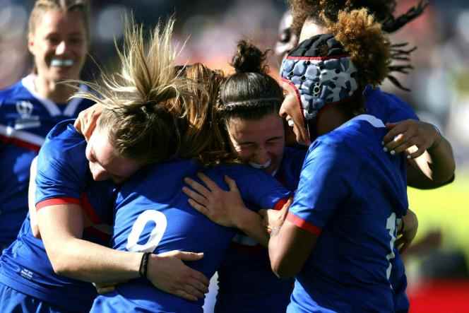The players of the XV of France are delighted with the try scored by player Pauline Bourdon, during the small final of the Women's Rugby World Cup, at Eden Park in Auckland, New Zealand, November 12, 2022.