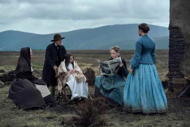 Sister Michael (Josie Walker), Dr. McBrearty (Toby Jones), Anna O'Donnell (Kila Lord Cassidy), Kitty O'Donnell (Niamh Algar) and Lib Wright (Florence Pugh) in 