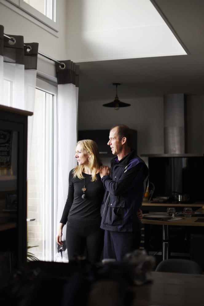 Philippe and Maureen Vergat, in their apartment bought in the Marjoberts district, in Cergy, on November 3, 2022.