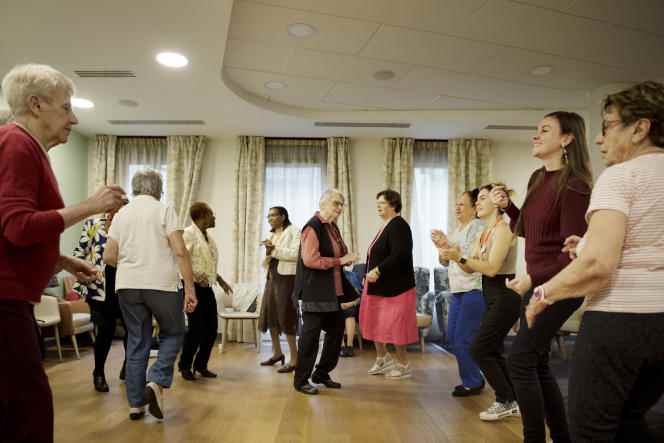 A tea dance at the Domitys retirement home, rue des Marjoberts, in Cergy, on November 3, 2022. Both residents and tenants of the neighboring relay house or young people from the neighborhood meet there. 