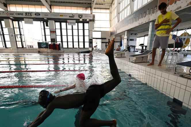 The challenge of renovating sports equipment, particularly swimming pools, has become even more important with the rise in energy prices.  In the photo, children from disadvantaged neighborhoods dive as they learn to swim as part of a social project 