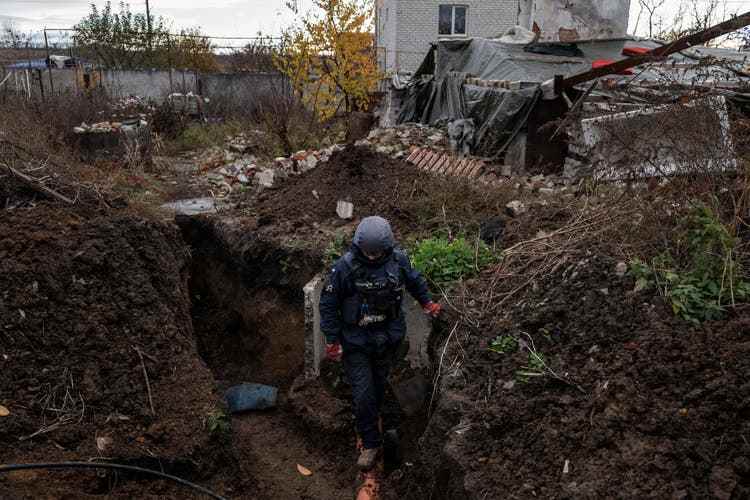 In einem Dorf in der Nähe von Charkiw suchen die Männer von Schewtschenkos Räumkommando nach liegengebliebenen Geschossen und Minen.