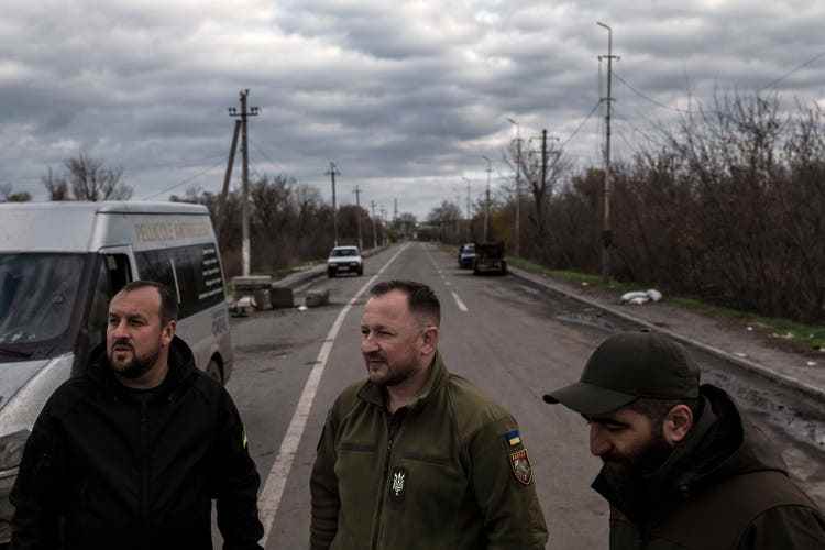 Der Parlamentsabgeordnete Pawlo Suschko (Mitte) aus Charkiw besucht eine kaputte Brücke in der Nähe von Kupjansk.
