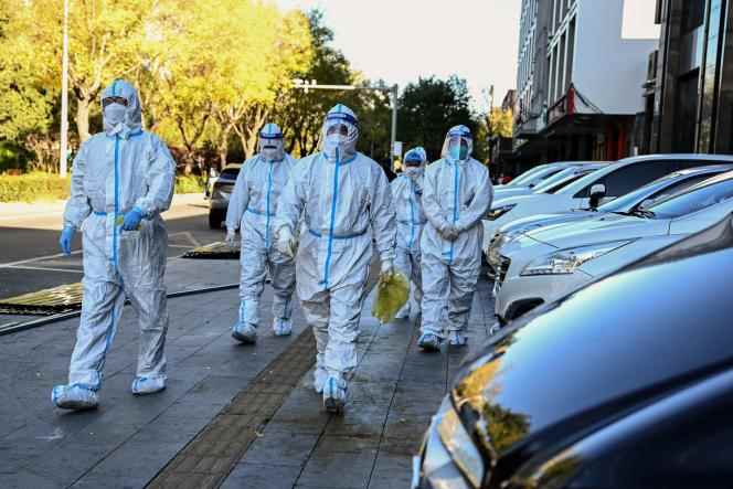 Health personnel equipped with anti-Covid protection in a residential area of ​​Beijing subject to containment, November 13, 2022.