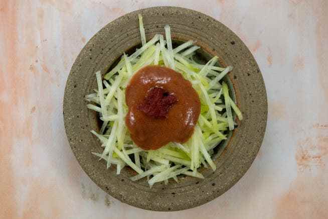 With umeboshi, a fruity salad dressing can be made in no time at all, which also goes well with raw vegetables with some fish.  In the picture umeboshi salad dressing on white carrot.