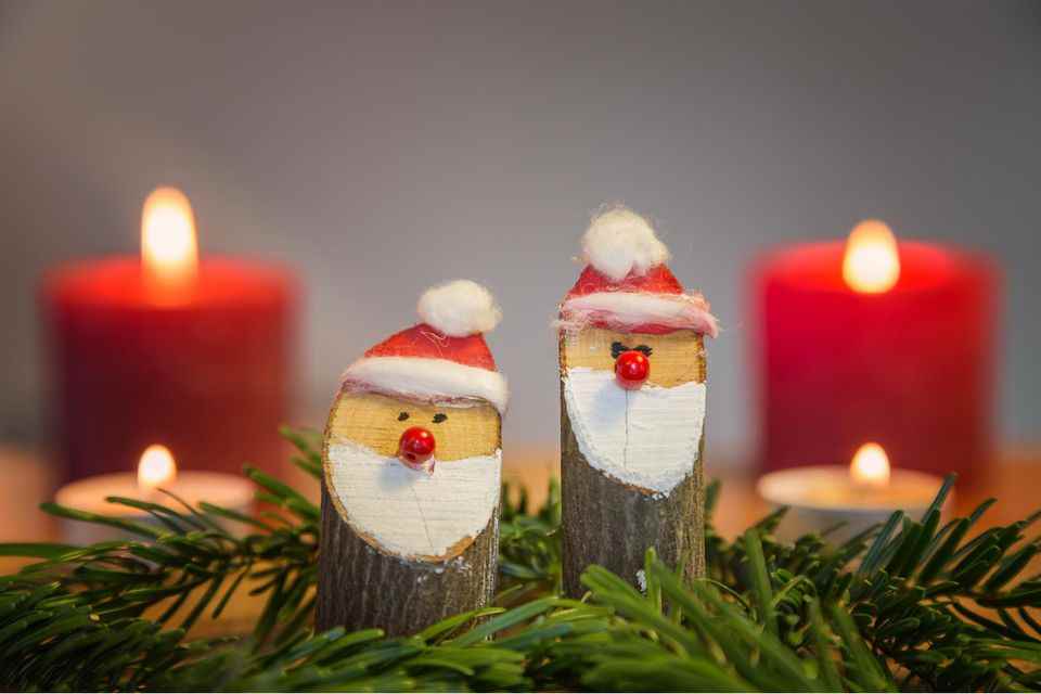 Christmas crafts: Santa Claus made of logs