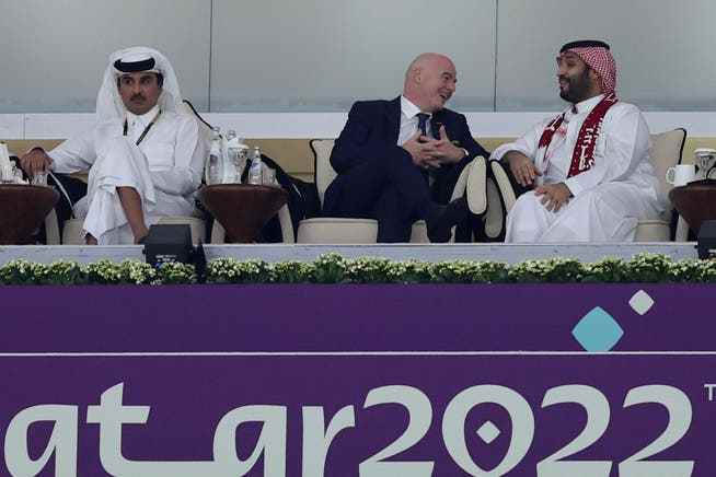 Ziemlich beste Freunde: Gianni Infantino während des WM-Eröffnungsspiels im vertrauten Geplauder mit Saudiarabiens Kronprinz Mohammed bin Salman.