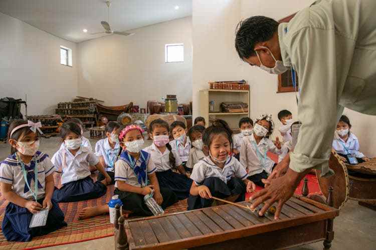 An der Phare-Ponleu-Selpak-Schule werden die Kinder auch in Musik unterrichtet.