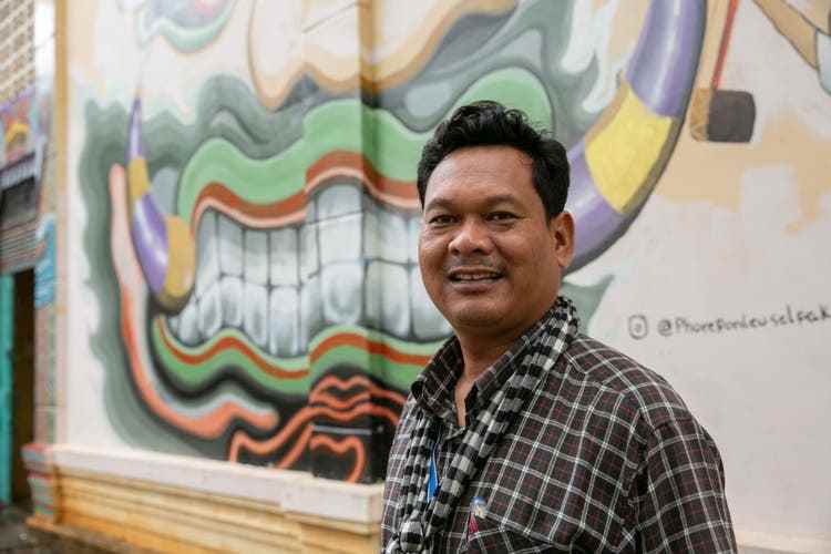 Khuon Det ist einer der Schulgründer. Er ist zuständig für den Artistikbereich.