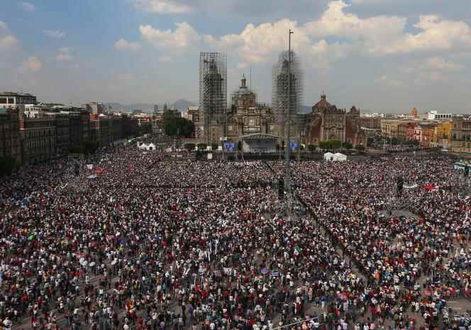 Several tens of thousands of people in the Zocalo square in Mexico City before President Andres Manuel Lopez Obrador's speech on November 27, 2022.