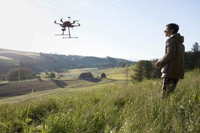 Pilotinnen und Piloten von Drohnen, die schwerer als 250 Gramm sind oder eine Kamera haben, müssen künftig eine Prüfung ablegen. 