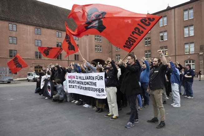 Die Juso hielt ihre DV in der ehemaligen Kaserne in Basel ab. Sie nutzte den Ort, um gegen «Militarismus» zu protestieren.
