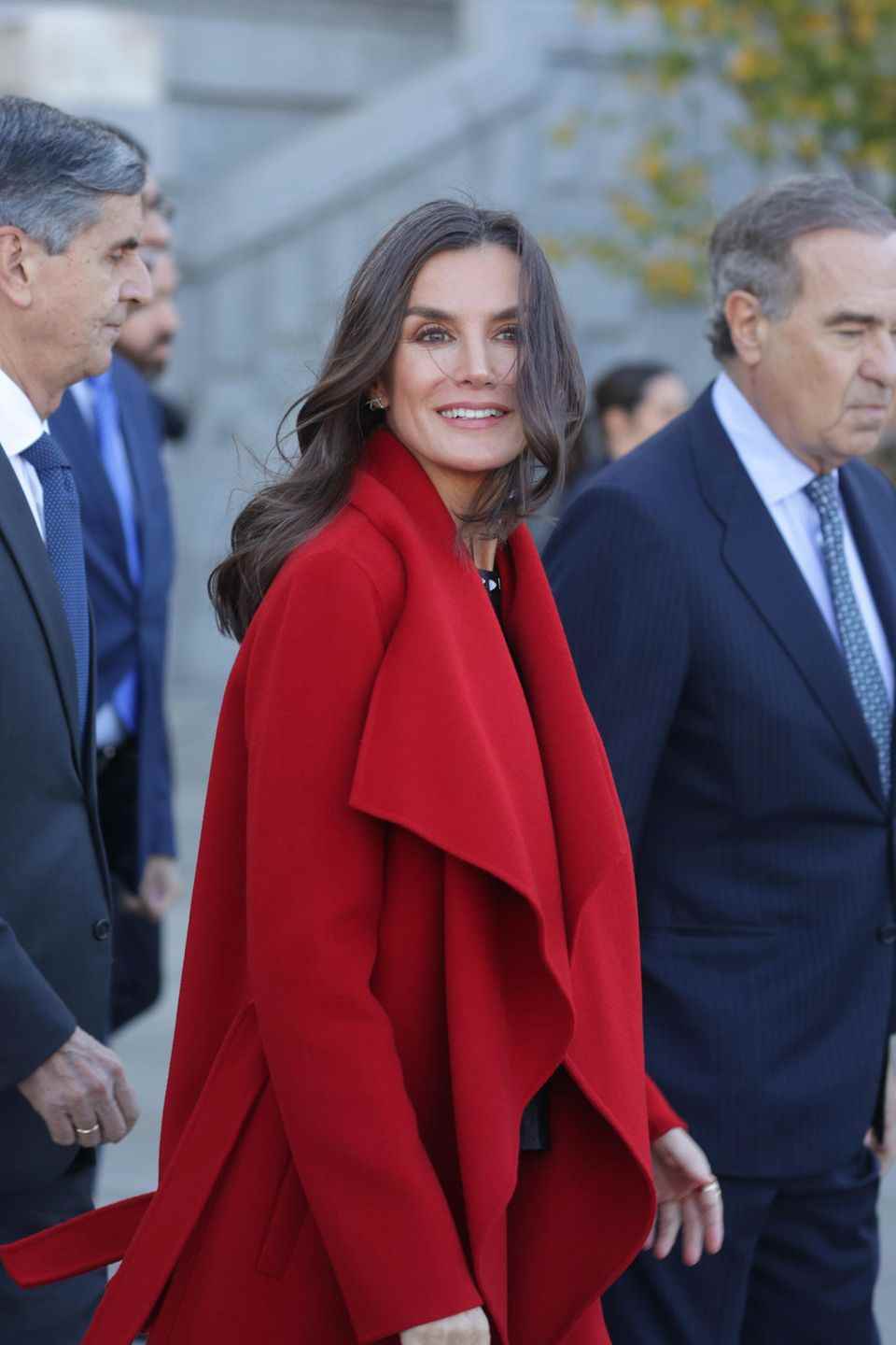 Queen Letizia has to deal with some gusts of wind at the meeting in Madrid.  However, a picture from the side shows: the Spanish royal has remained true to her long mane.