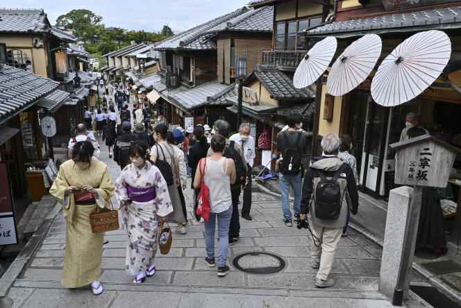 In one of the tourist alleys leading to the Kiyomizu-dera temple in Kyoto (Japan), October 13, 2022.