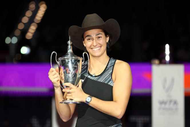 Caroline Garcia with the Billie Jean King trophy, presented after her victory in the WTA Masters final, in Fort Worth (Texas), November 7, 2022.