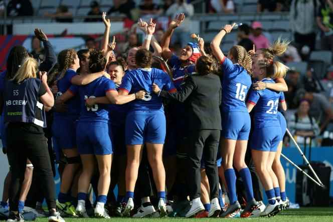 Les Bleues celebrate their bronze medal, won against Canada at Eden Park in Auckland, New Zealand, on November 12, 2022, for the Women's Rugby World Cup.