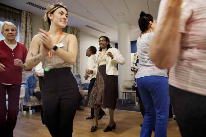 A tea dance at the Domitys retirement home, rue des Marjoberts, in Cergy, on November 3, 2022. Both residents and tenants of the neighboring relay house or young people from the neighborhood meet there.