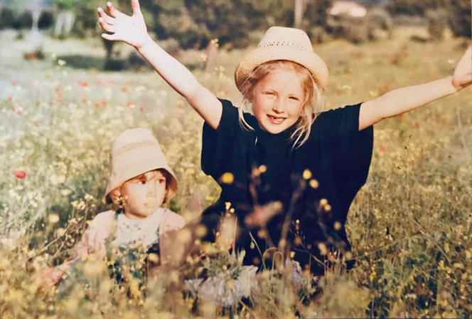 Julia Piaton in the Alpilles, with her younger sister, in the early 1990s.