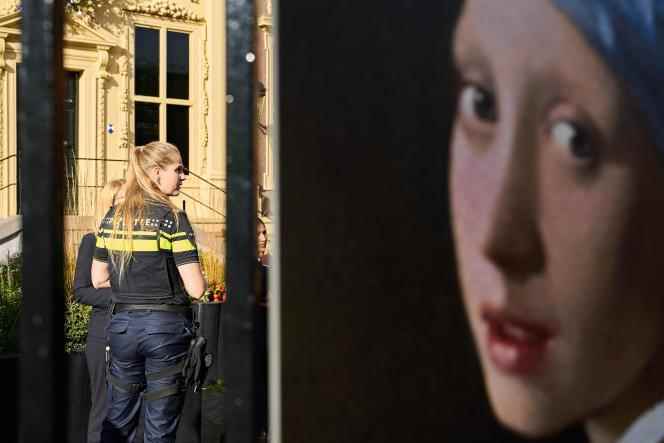 A policewoman stands in front of the Mauritshuis museum in The Hague on October 27, 2022. 