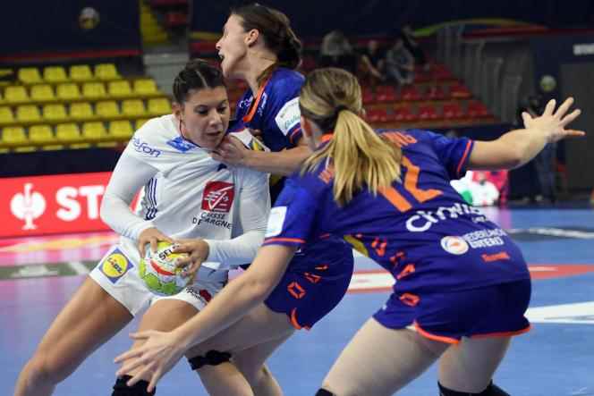 French Laura Flippes (in white) and Dutch Bo van Wetering (back) during the preliminary round of the European Women's Handball Championship, in Skopje, November 9, 2022.