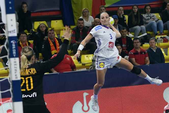 France's Alicia Toublanc (right) gets ready to shoot, while Romania's Yuliya Dumanska (left) tries to intercept the ball, during the preliminary match between Romania and France at the European Women's Handball Championship in Skopje, November 7, 2022.  