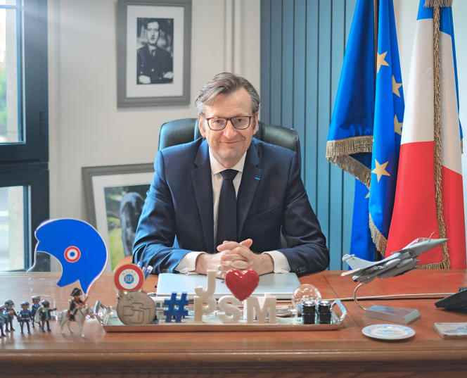 Arnaud Dumontier in his mayor's office, in Pont-Sainte-Maxence (Oise), November 7, 2022.