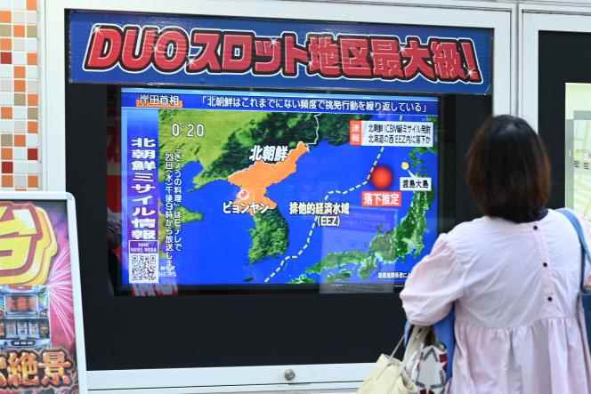 A television program broadcasts the announcement of a North Korean missile which is believed to have landed in the waters of the country's Exclusive Economic Zone (EEZ), off the northern region of Hokkaido, in Tokyo, on November 18, 2022.