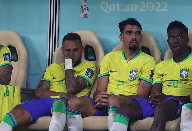 Brazilian Neymar (left) doubtful after his injury exit against Serbia in a World Cup match on November 24, 2022, in Lusail (Qatar).