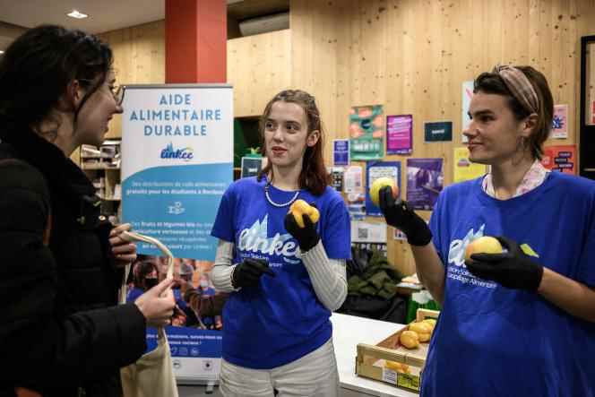 In Bordeaux, November 15, 2022. Volunteers from the NGO Linkee distribute food to students struggling with the rising cost of living.
