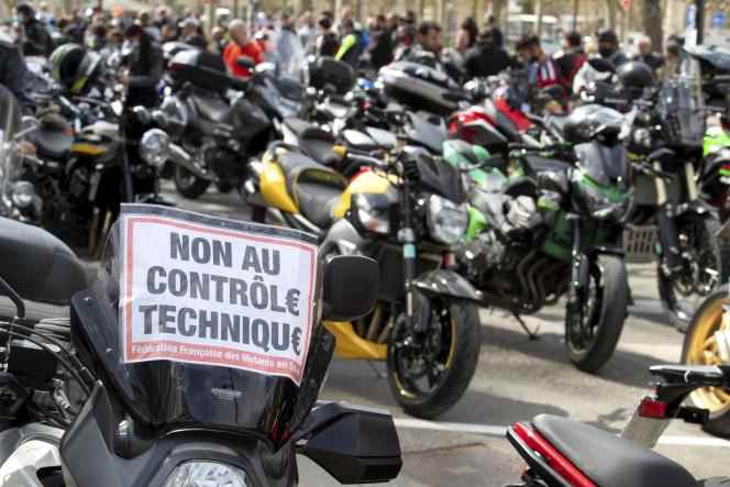 On April 11, 2021, between 400 and 450 bikers gathered in Annecy to say no to technical control for two-wheelers.