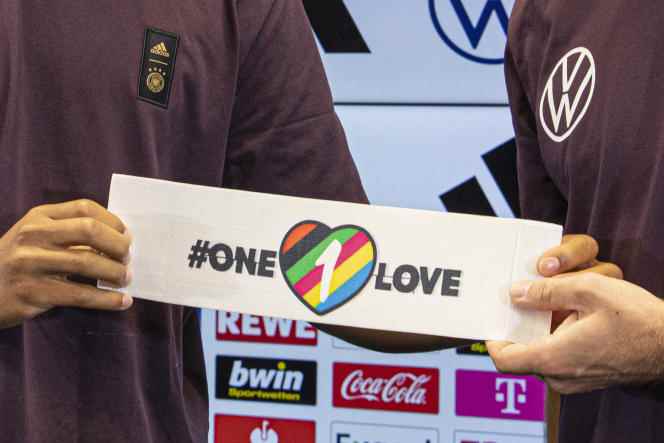German defender and midfielder Thilo Kehrer and Jonas Hofmann present the captain's armband – a symbol of the fight against discrimination and for diversity – which many teams will wear at the FIFA World Cup.  In Frankfurt, September 21, 2022. 
