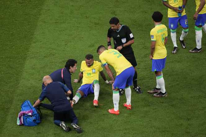 Neymar, surrounded by his teammates, after his injury, during Brazil-Serbia, at the Lusail stadium, in Qatar, on November 24, 2022.