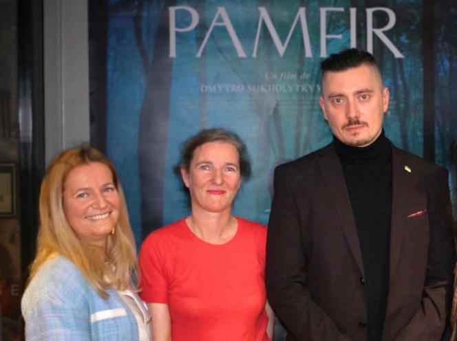 Producers Aleksandra Kostina and Laura Briand with Ukrainian director Dmytro Sukholytkyy-Sobchuk, in Paris, in October 2022.