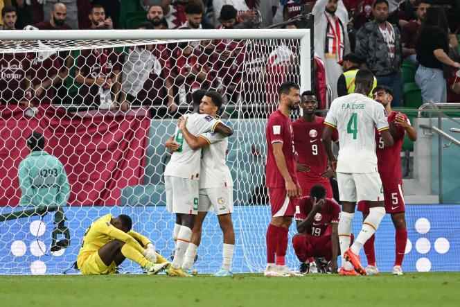 The disappointment of the players of Qatar, after their defeat against Senegal (3-1) on Friday November 25, their second in as many matches at the World Cup. 