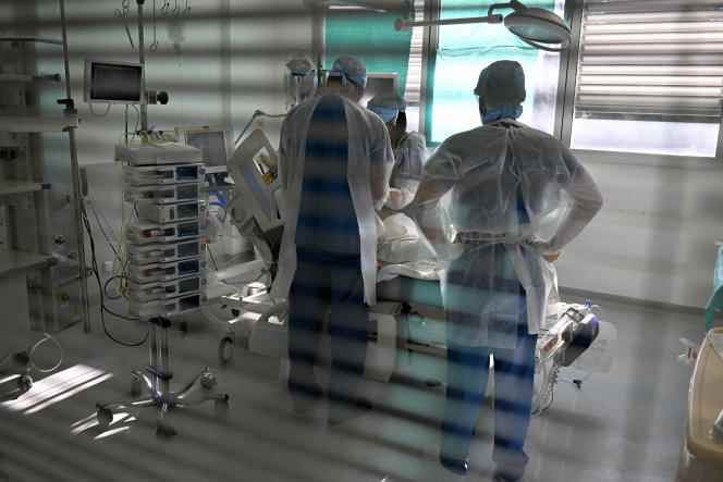 In the intensive care unit of the Timone hospital, in Marseille, on January 5, 2022.