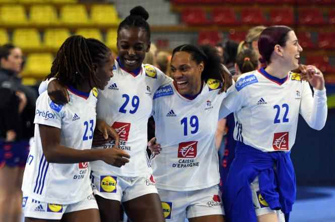 Les Bleues after their victory against the Netherlands (26-24), in their last match of the preliminary round of the Euro, in Skopje (Macedonia), November 9, 2022.