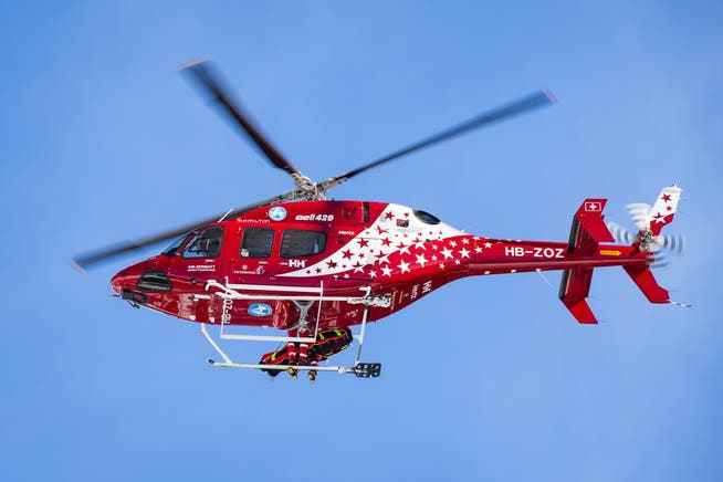 Ein Helikopter der Air Zermatt fliegt einen Rettungseinsatz im Wallis