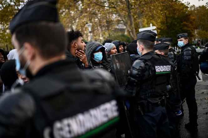 The gendarmes supervised the evacuation of a migrant camp, mostly Afghans, on November 17, 2022 in Paris. 