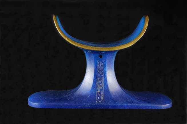 Diese Kopfstütze aus blauem Glas wurde nach dem Tod des Tutanchamun-Ausgräbers Howard Carter in dessen Besitz gefunden. Sie trägt eine Inschrift mit dem Thronnamen Tutanchamuns; dass sie aus dem Grab stammt, gilt als sehr wahrscheinlich. Carter hatte dieses und andere Objekte offenbar gestohlen. 
