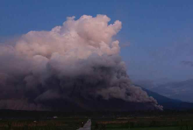 The plume of smoke and ash released by Mount Semuru, December 4, 2022.