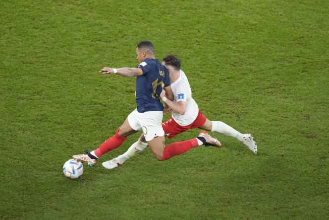 Kylian Mbappé (left) in the duel with Matthew Cash during the France-Poland World Cup match, Sunday, December 4, 2022, at Al-Thumama Stadium, in Doha. 